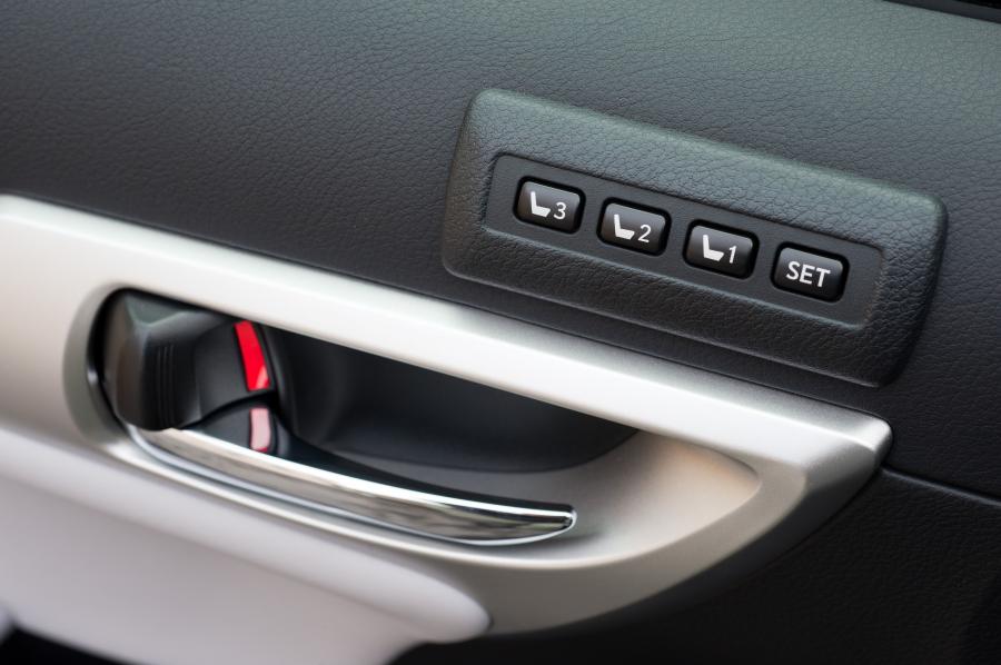  Lexus CT200h 2010 года  (фото 210 из 266)
